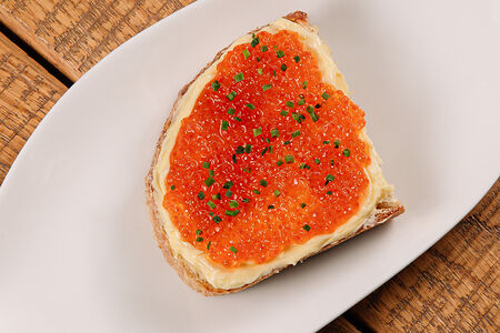 Тартин со взбитым маслом и икрой красной