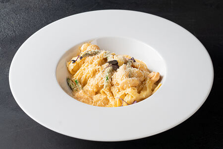 Тальятелле с лососем и креветками