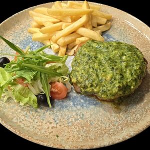 Стейк под пикантным соусом с картофелем фри