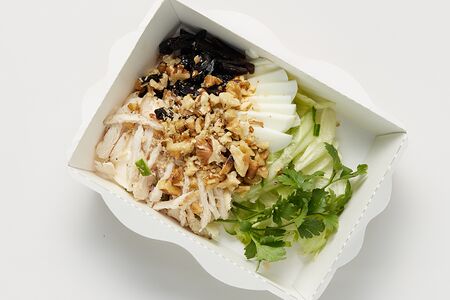 Салат Нежность с куриным филе, черносливом и грецким орехом