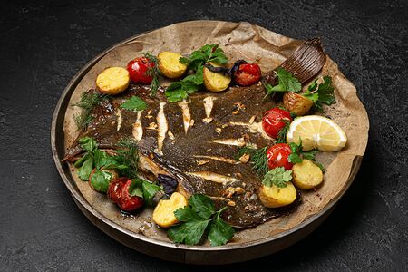 Камбала дальневосточная с бейби картофелем и томатами