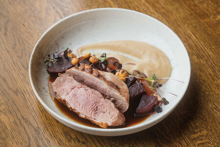 Утиная грудка с яблочным пюре