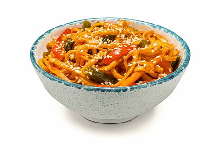 Удон с овощами в остром соусе кимчи