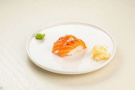 Суши-нигири лосось