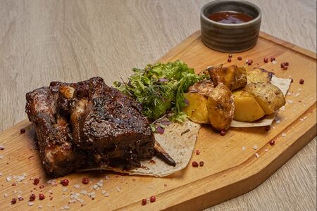 Свиные ребрышки барбекю на мангале          