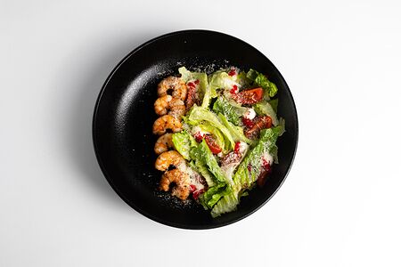 Салат с креветками, икорным кремом и заправкой из сладкого чили