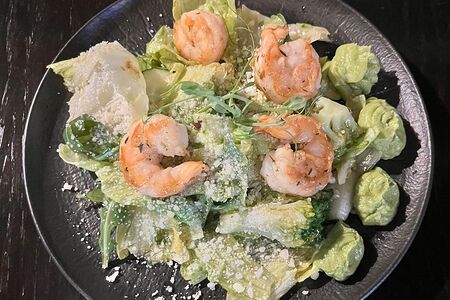 Green салат с тигровыми креветками