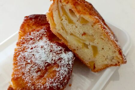 Пирог шарлотка с яблоками