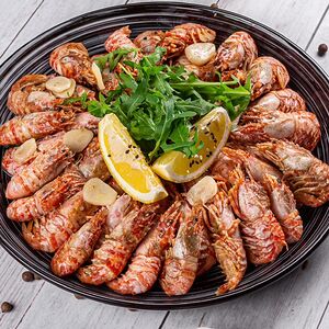 Жареные креветки Dragon в чесноке и сливочном масле 