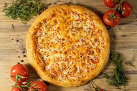 Пицца с ветчиной большая