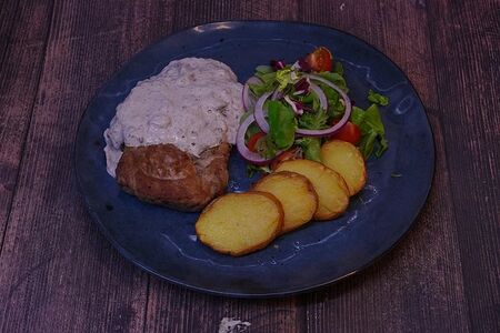 Свинина под грибным соусом с жареным картофелем
