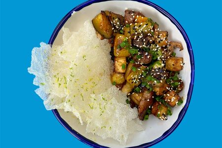 Жареный тофу со свининой и овощами