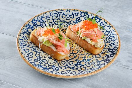 Брускетта с лососем