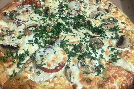 Пицца с грибами, сулугуни и помидорами