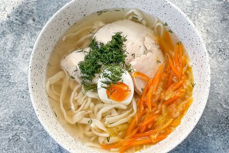 Куриный суп с домашней лапшой, куриным филе, яйцом и укропом