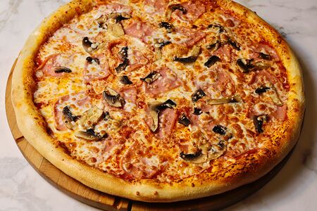 Пицца с ветчиной и грибами