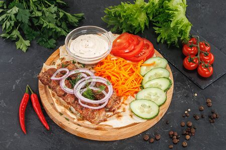 Люля-кебаб из курицы с грибами на тарелке 