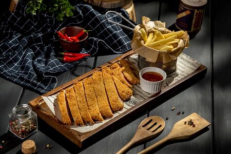 Шницель с картофелем фри и овощным салатом