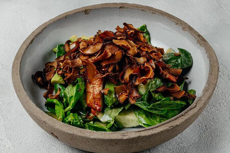 Салат Курица гриль, шпинат, авокадо, чипсы из грибов