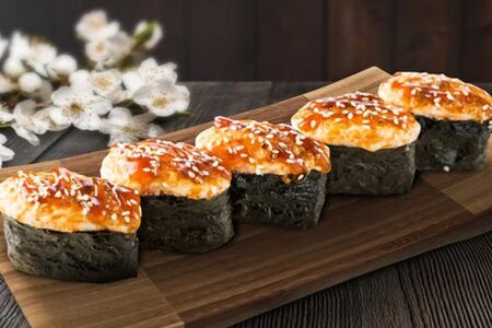 Запеченные суши со спайси соусом 