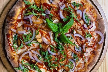 Пицца с беконом и курицей BBQ