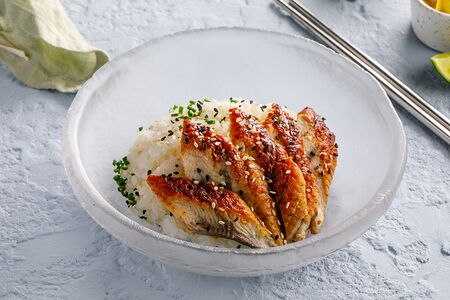 Угорь на рисе