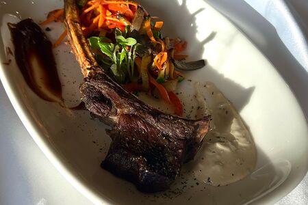 Каре оленя с овощами гриль