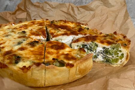 Киш Брокколи-фета-моцарелла