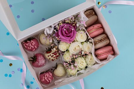 Клубника с макаронсами и розами Аваланж