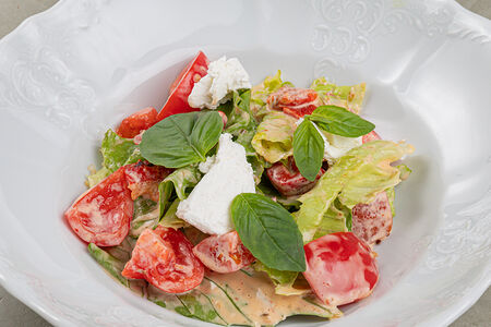 Острый салат с томатами, печеным перцем, романо и фетой