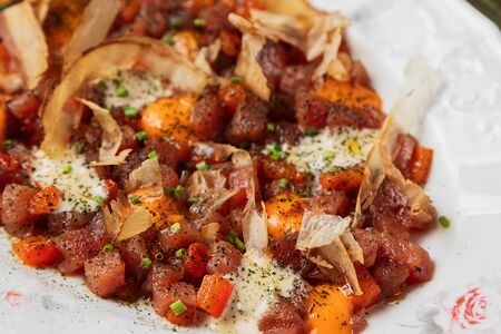 Тартар из тунца с соусами романеско и копченый мисо