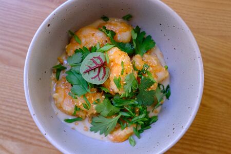 Хрустящие креветки в лимонно-кунжутном айоли с кинзой