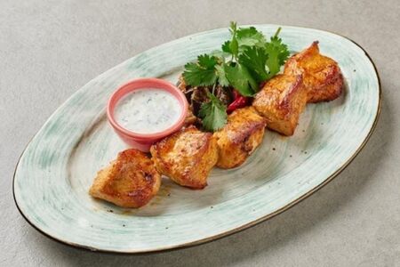 Шашлык из индейки с аджапсандали и йогуртовым соусом