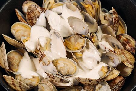 Вонголе в сливочно-чесночном соусе