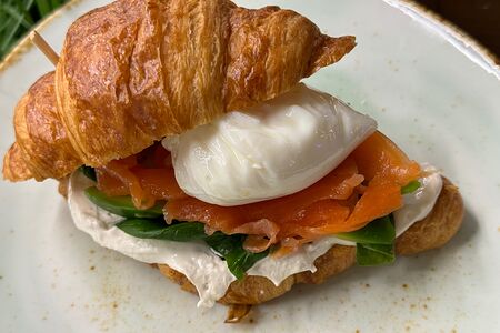 Круассан с лососем и яйцом пашот