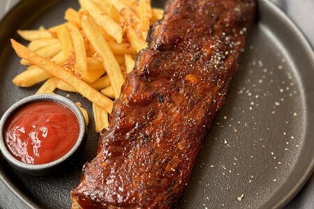 Рёбра BBQ с картофелем фри