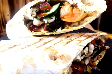 Шаурма с креветкой на сырном лаваше