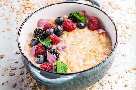 Каша овсяная с ягодами