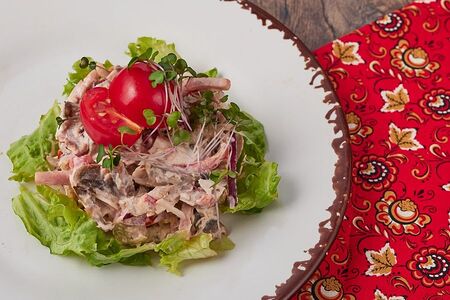 Мясной салат с помидорами и грибами