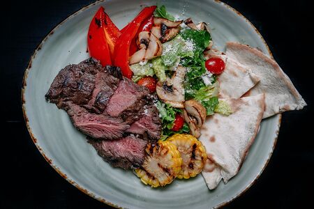 Салат Гриль со стейком Блейд