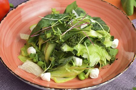 Зеленый салат с соусом песто