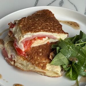 Омлет с томатами, ветчиной и сыром