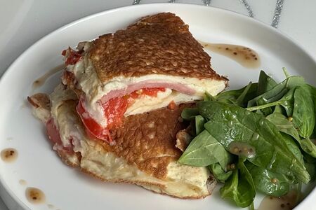 Омлет с томатами, ветчиной и сыром