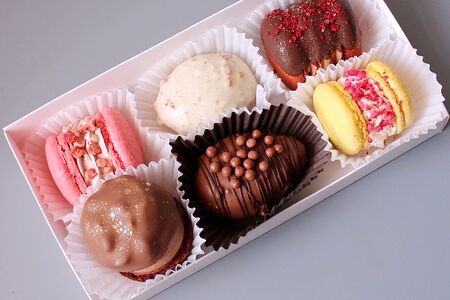 Набор десертов Макарон и пирожные Картошка