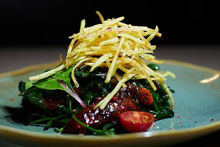 Салат с томлёным ребром и печёным перцем