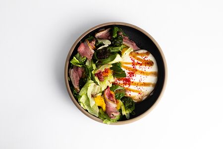 Салат с подкопченной уткой, эспумой из пармезана и тайским манго