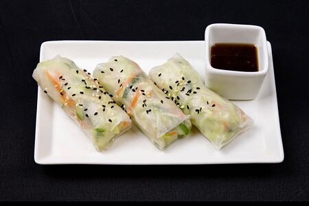 Свежие спринг-роллы с овощами 