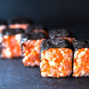 Холодный ролл с копченым лососем (острый)