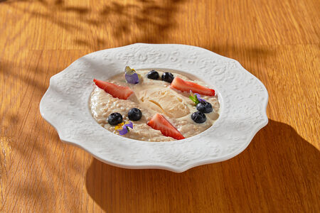 Овсяная каша на молоке c ягодами