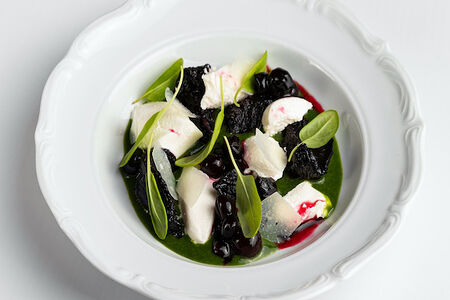 Соленый чизкейк из козьего сыра с вяленой свеклой и соусом из щавеля